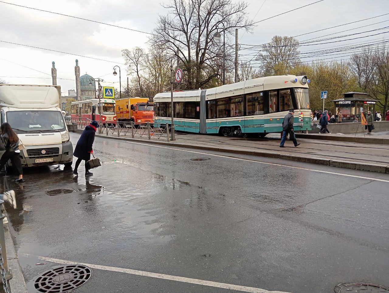 У «Горьковской» сломался ретротрамвай «Довлатов»