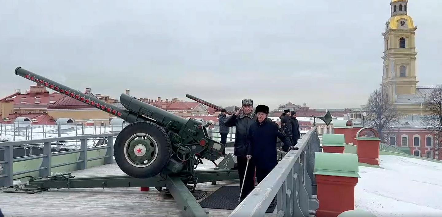 Полуденный выстрел из пушки Петропавловской крепости посвятили двум юбилеям  МВД